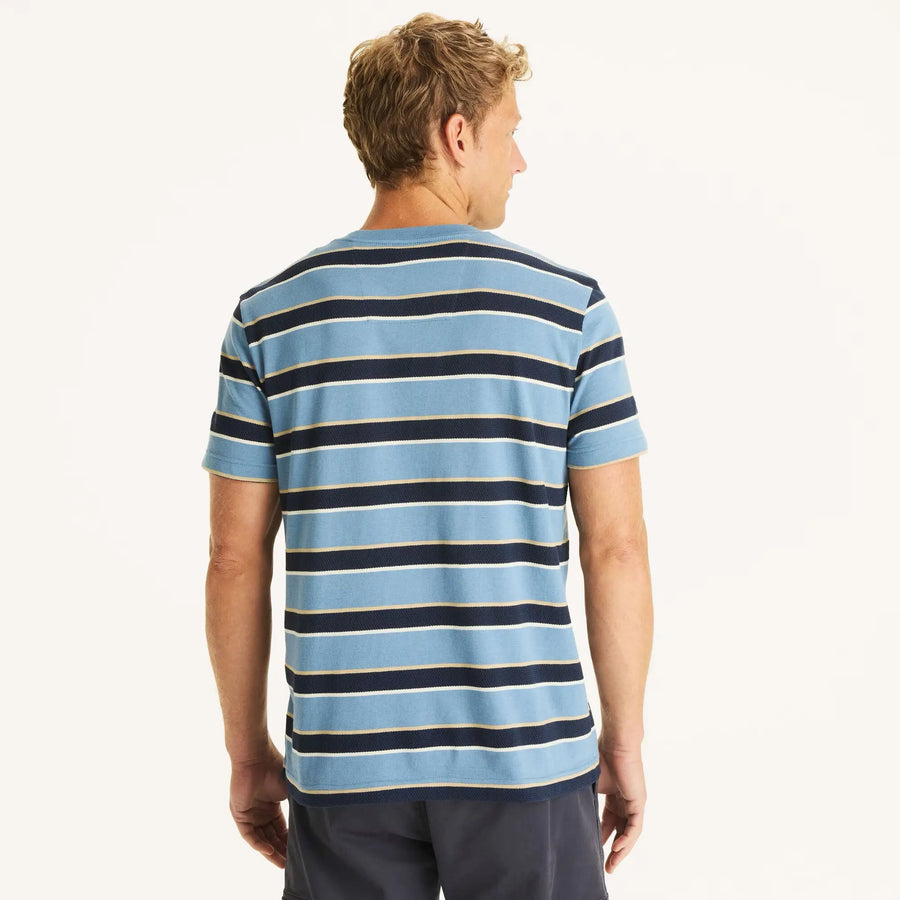 Camiseta a rayas teñida con hilo