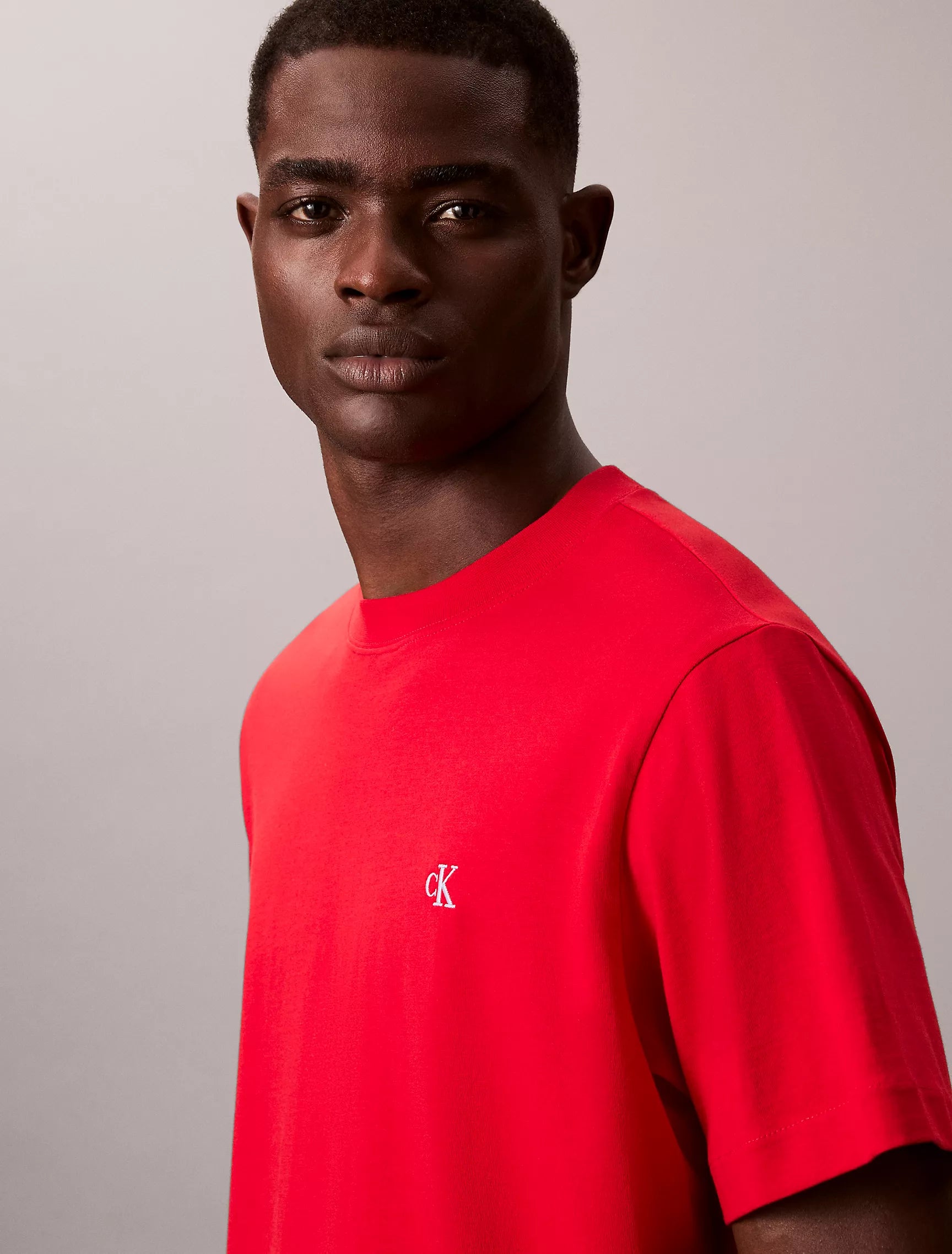 Camiseta suelta con logo bordado